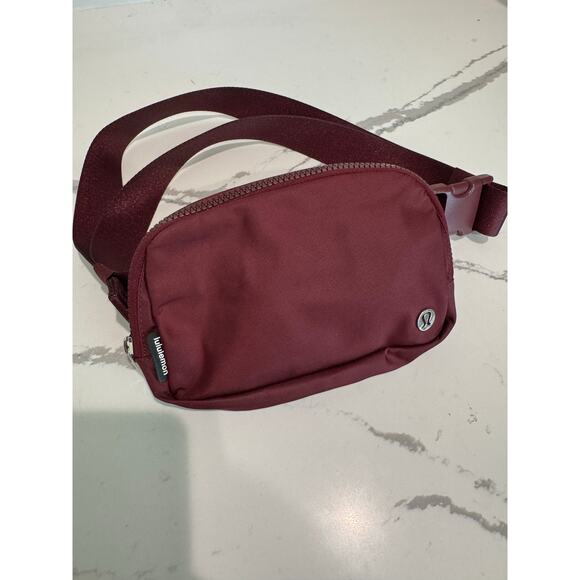 Lululemon Everywhere Belt Bag Standard Size Red Wine Crossbody - Picture 1 of 4